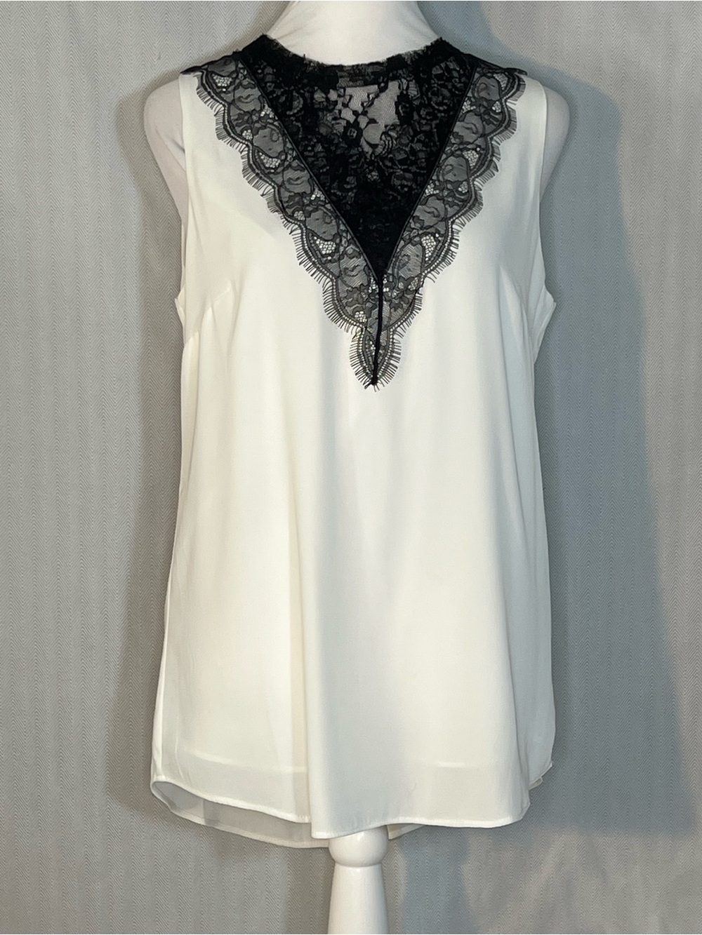 White House Black Market Top White Sleeveless W/Black Lace Yoke Round Neck XS 👍